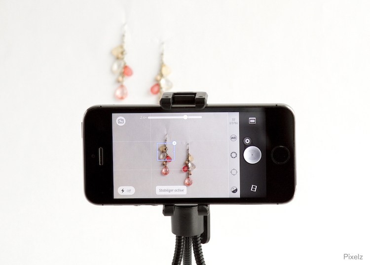 pixelz-social-media-smartphone